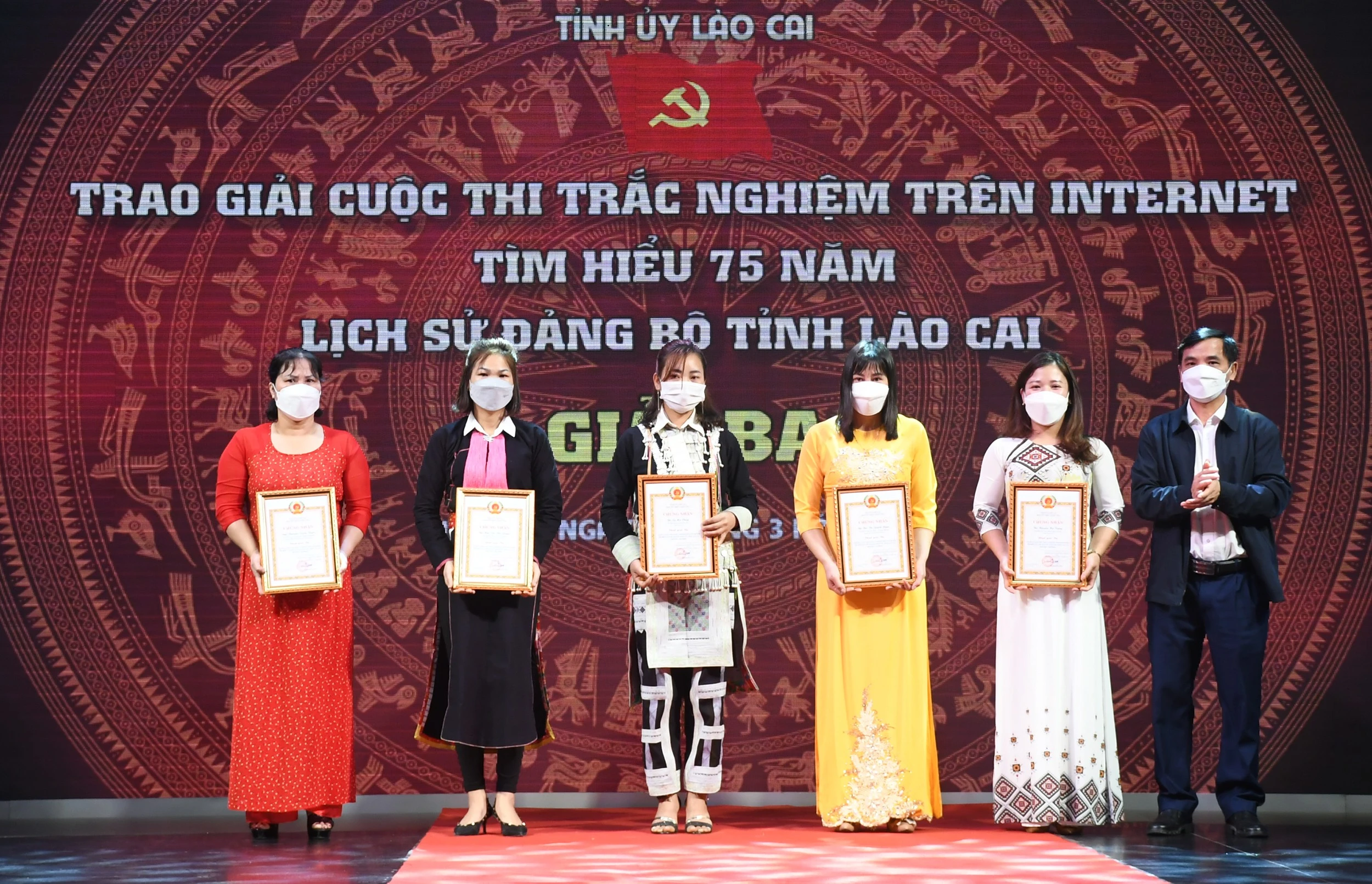 Trao chứng nhận cho các cá nhân đoạt giải Nhì và giải Ba.