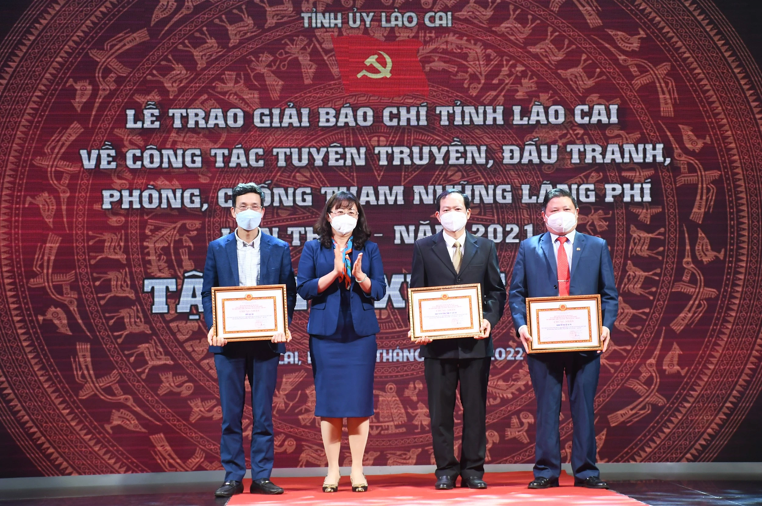 Phó Chủ tịch UBND tỉnh Giàng Thị Dung trao chứng nhận cho các tập thể xuât sắc phát động Giải báo chí về đấu tranh, phòng, chống tham nhũng, lãng phí tỉnh Lào Cai lần thứ Nhất.