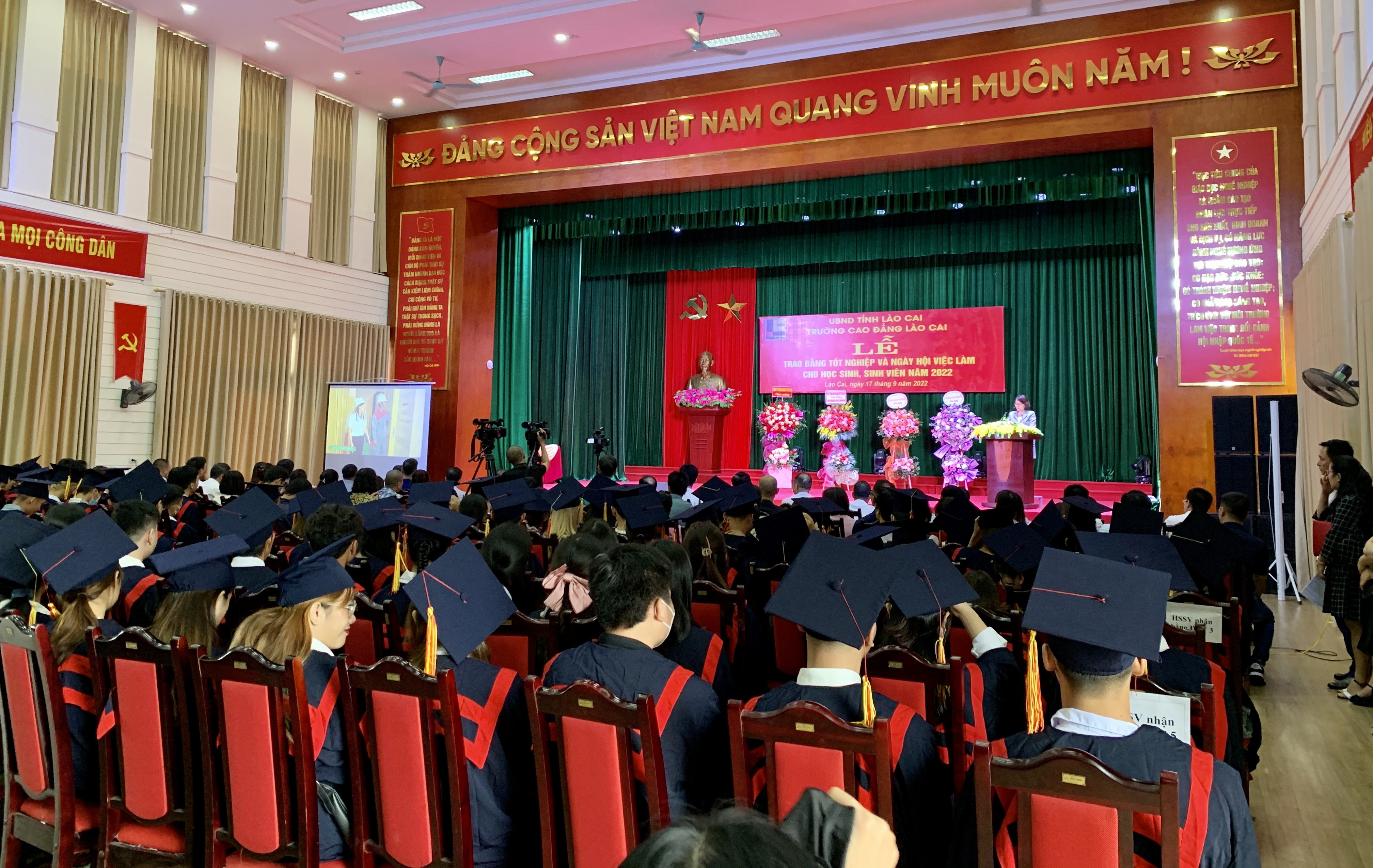 Trường Cao đẳng Lào Cai trao bằng tốt nghiệp cho gần 600 học sinh, sinh viên ảnh 1