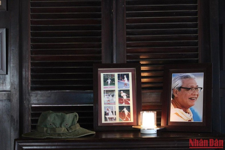 Gia đình Cố Thủ tướng Võ Văn Kiệt kể lại những kỷ niệm về ông với khách tham quan khu lưu niệm. Những hình ảnh Cố Thủ tướng Võ Văn Kiệt trưng bày trong căn nhà trong khu lưu niệm. Chiếc giường và ghế Cố Thủ tướng nghỉ ngơi trong căn nhà. Gia đình Cố Thủ tướng Võ Văn Kiệt kể lại những kỷ niệm về ông với khách tham quan khu lưu niệm. Những hình ảnh Cố Thủ tướng Võ Văn Kiệt trưng bày trong căn nhà trong khu lưu niệm. Chiếc giường và ghế Cố Thủ tướng nghỉ ngơi trong căn nhà.