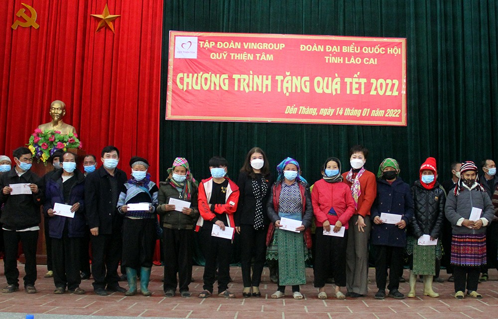 Trao 500 suất quà cho hộ nghèo, gia đình chính sách của huyện Bát Xát ảnh 7