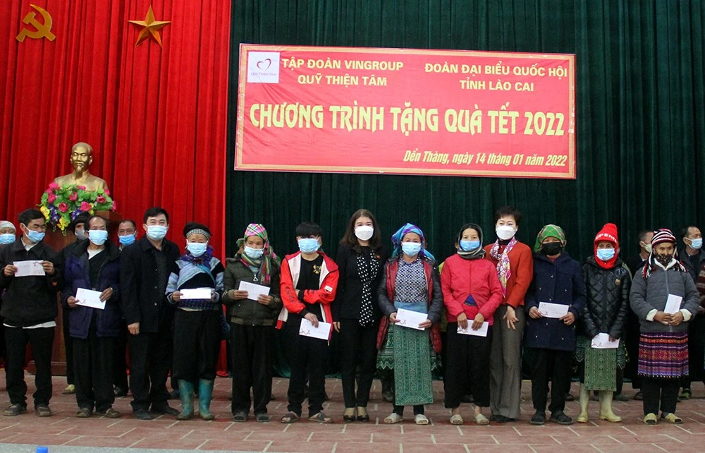 Trao 500 suất quà cho hộ nghèo, gia đình chính sách của huyện Bát Xát ảnh 7