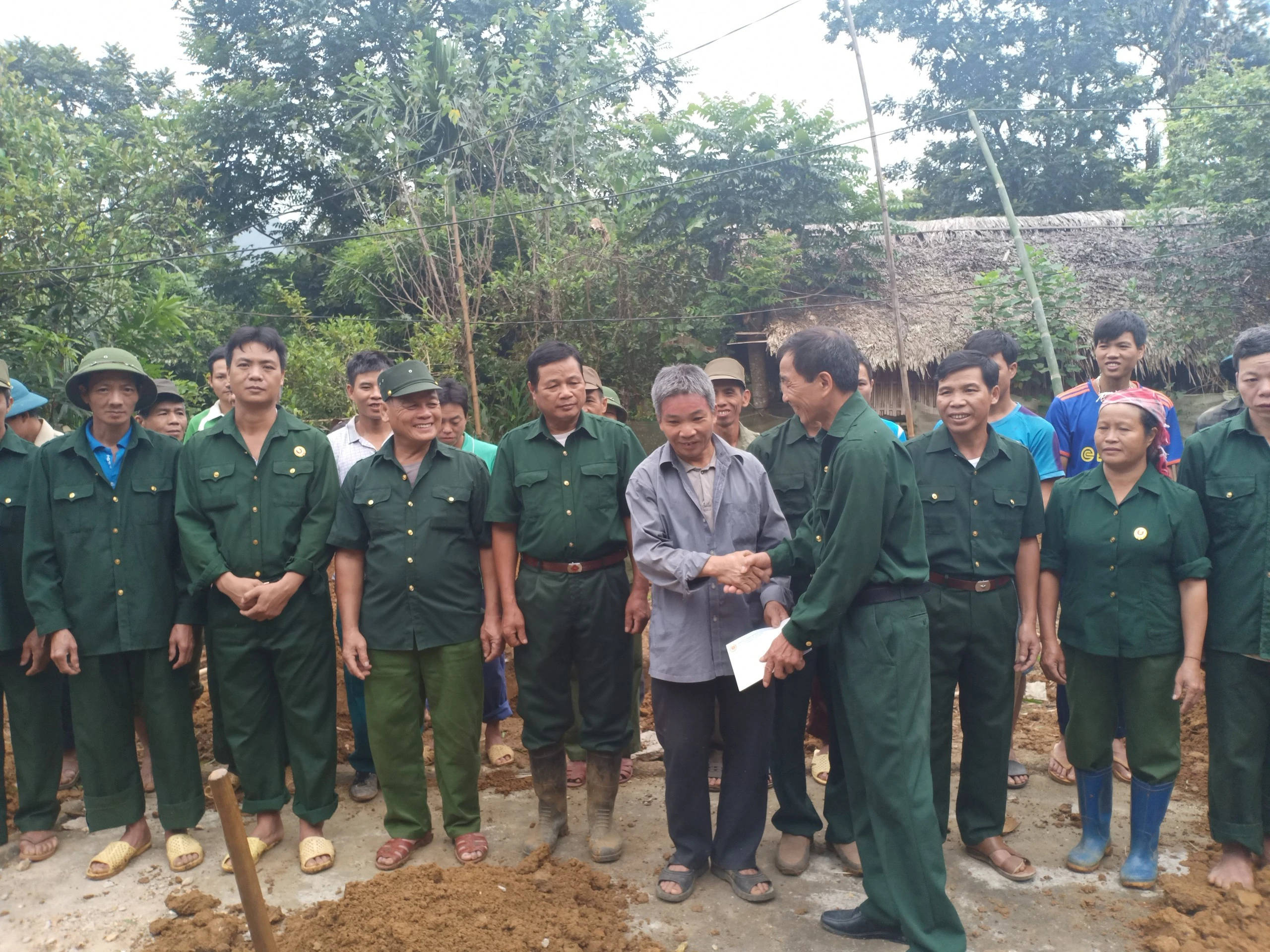 Những ngôi nhà ấm áp nghĩa tình ảnh 2