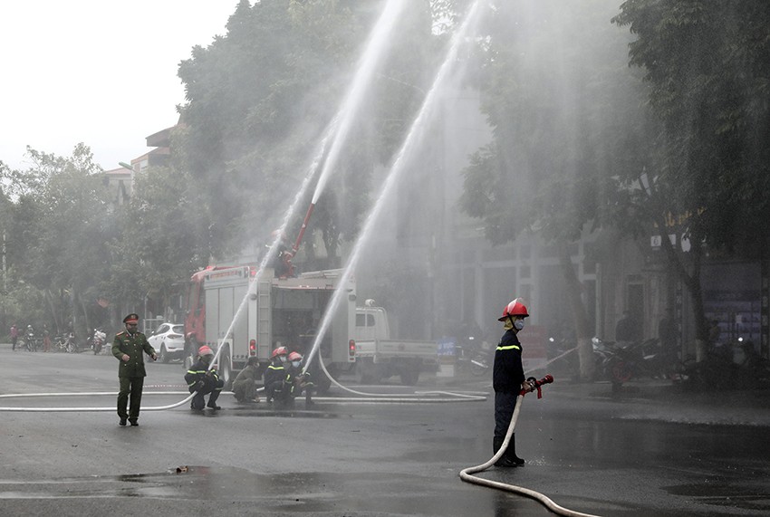 Xe chữa cháy áp sát khu dân cư. Lượng lực chức năng phối hợp nhịp nhàng dập tắt đám cháy. Xe chữa cháy áp sát khu dân cư. Lượng lực chức năng phối hợp nhịp nhàng dập tắt đám cháy.