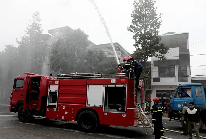 Xe chữa cháy áp sát khu dân cư. Lượng lực chức năng phối hợp nhịp nhàng dập tắt đám cháy. Xe chữa cháy áp sát khu dân cư. Lượng lực chức năng phối hợp nhịp nhàng dập tắt đám cháy.