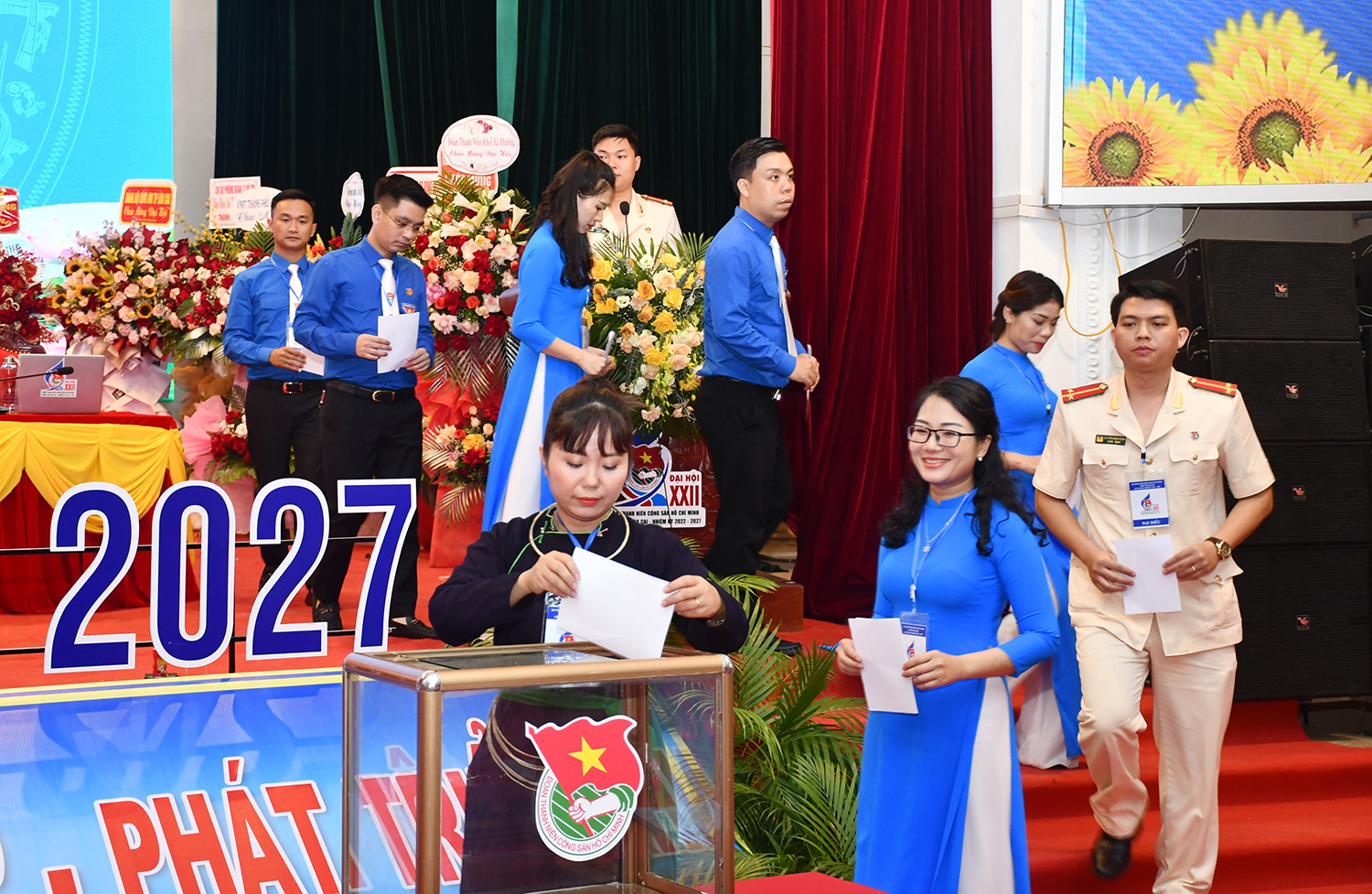 Bỏ phiếu bầu Ban Chấp hành khóa XXII.