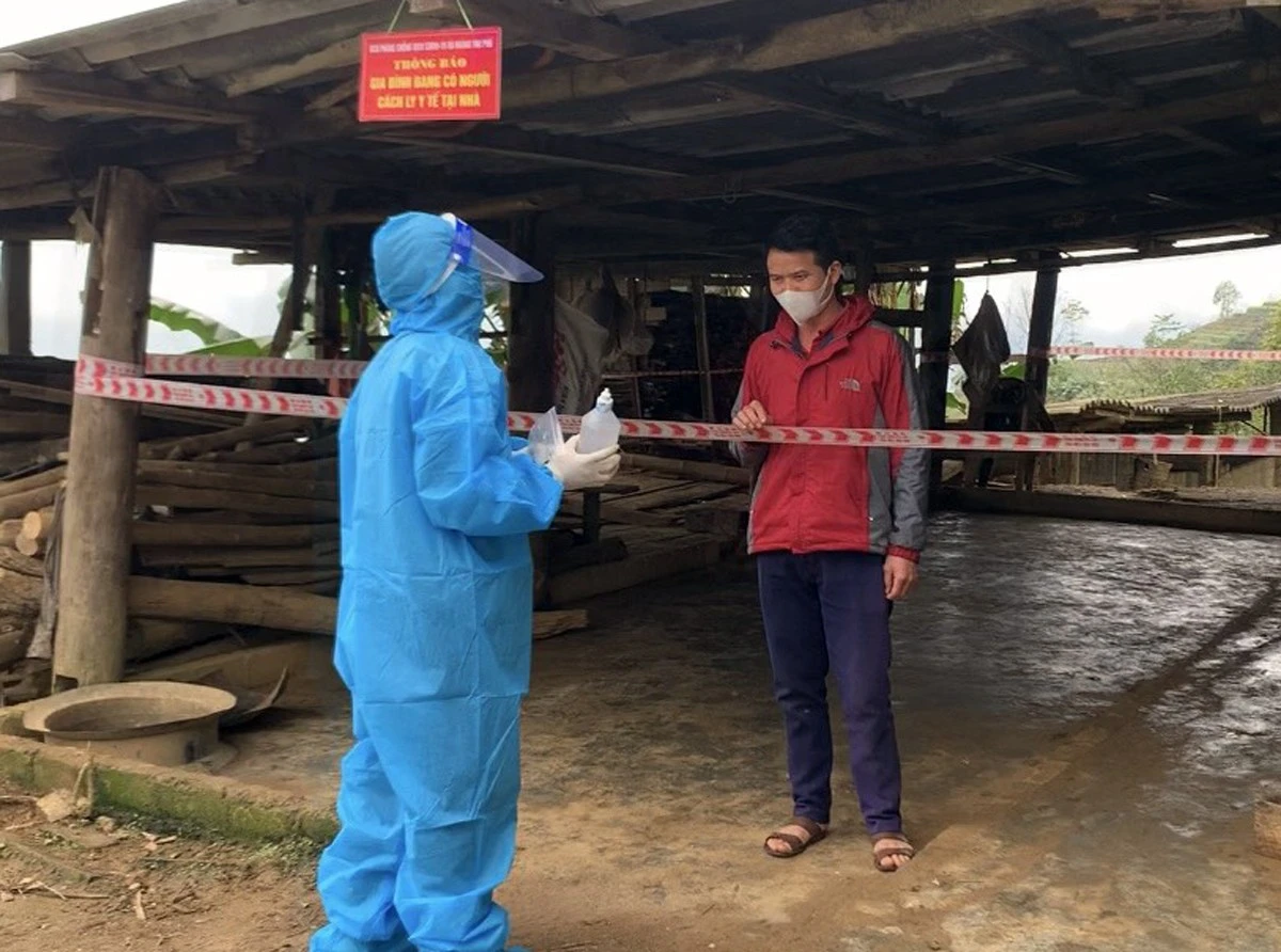 Phát thuốc cho F0 điều trị tại nhà.