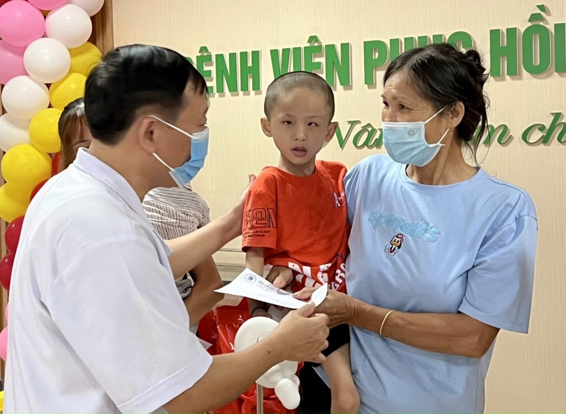 Bệnh viện Phục hồi chức năng kết nối các nhà hảo tâm tổ chức chương trình “Vầng trăng yêu thương” tặng 10 suất tiền mặt trị giá 200 nghìn đồng/suất và 140 suất quà trao cho bệnh nhi đang điều trị nội trú.