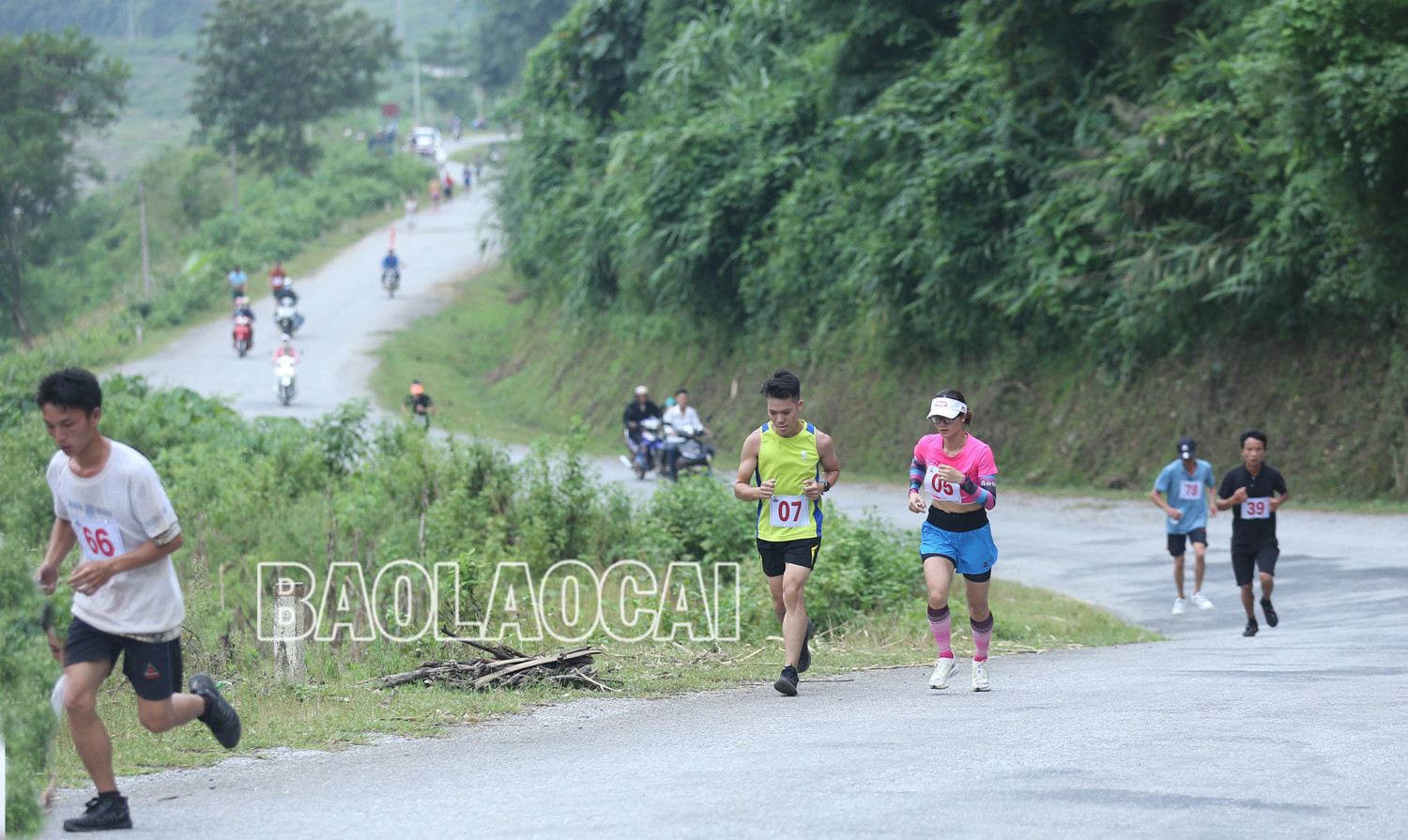 Khai mạc Giải chạy bán Marathon “Về thượng nguồn Lũng Pô - Nơi con sông Hồng chảy vào đất Việt” ảnh 7