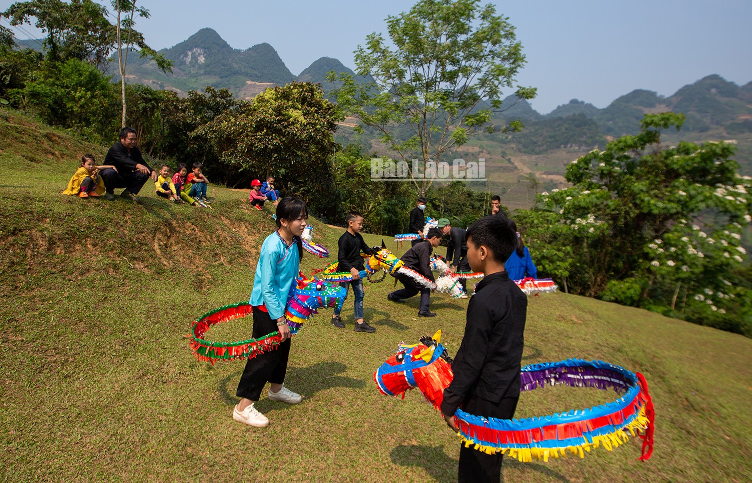 Độc đáo điệu múa ngựa giấy của người Nùng Dín ảnh 8