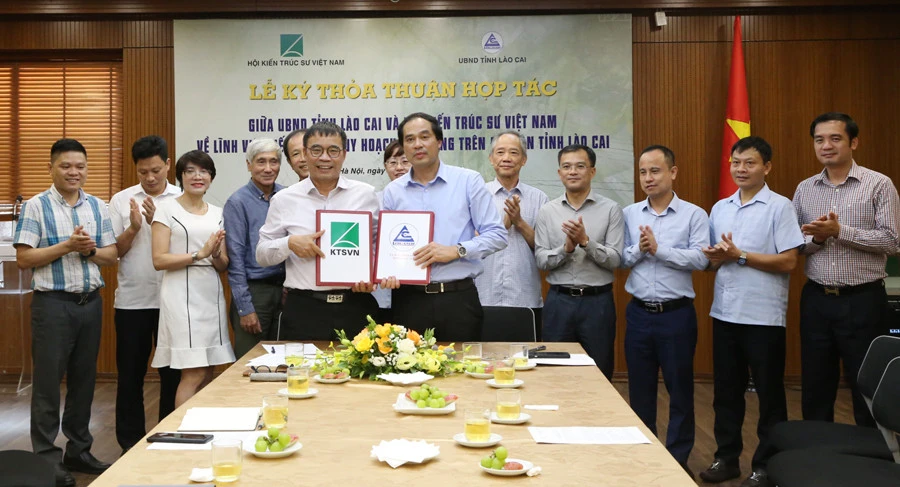 Trao biên bản thỏa thuận hợp tác.