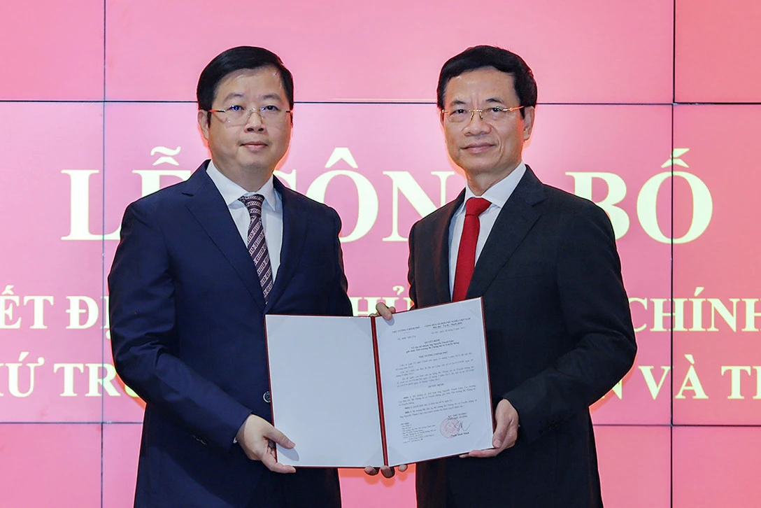 Bộ trưởng Nguyễn Mạnh Hùng trao quyết định bổ nhiệm của Thủ tướng cho ông Nguyễn Thanh Lâm. Bộ trưởng Nguyễn Mạnh Hùng trao quyết định bổ nhiệm của Thủ tướng cho ông Nguyễn Thanh Lâm.