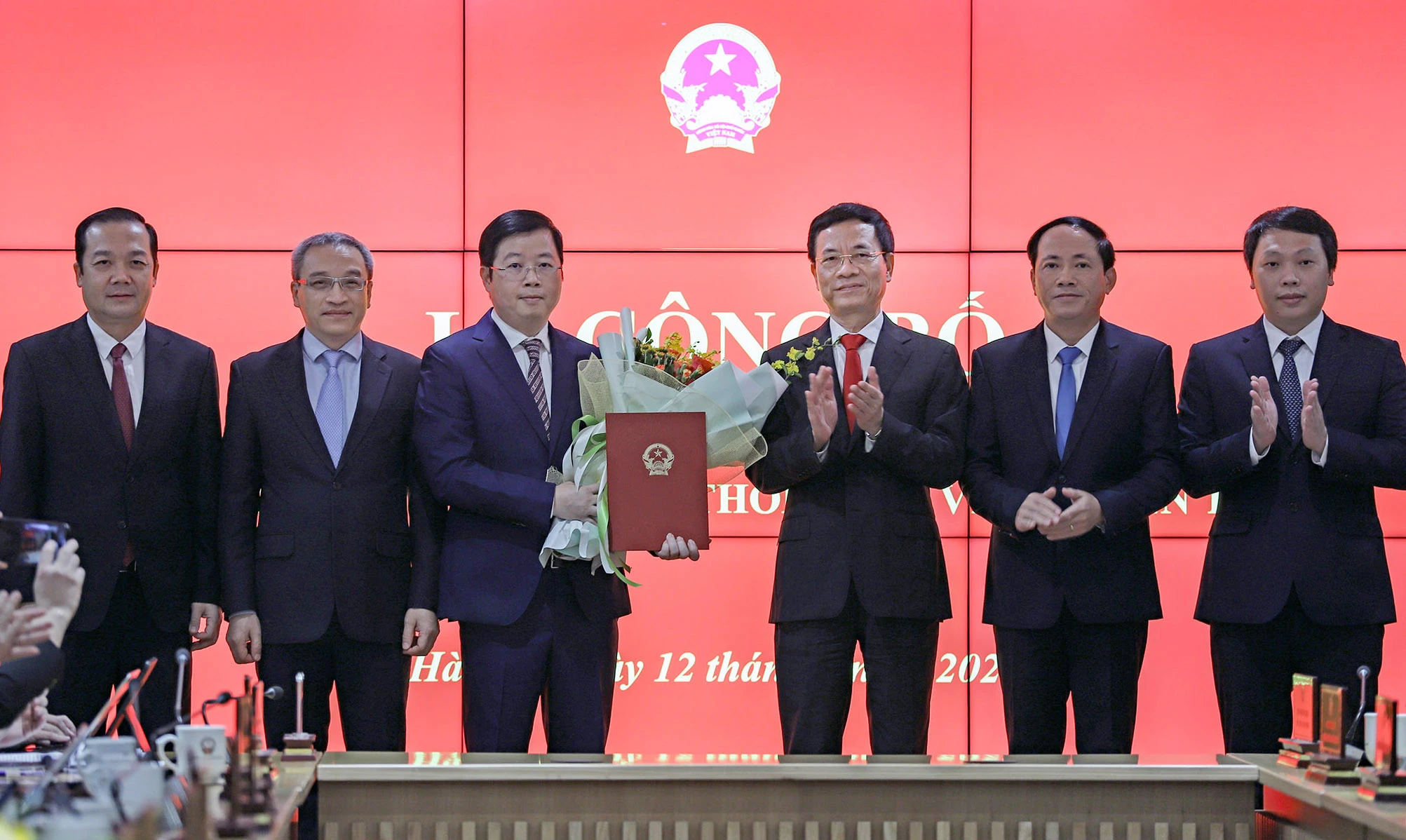 Bộ trưởng TT&TT Nguyễn Mạnh Hùng cùng các Thứ trưởng TT&TT. Bộ trưởng TT&TT Nguyễn Mạnh Hùng cùng các Thứ trưởng TT&TT.