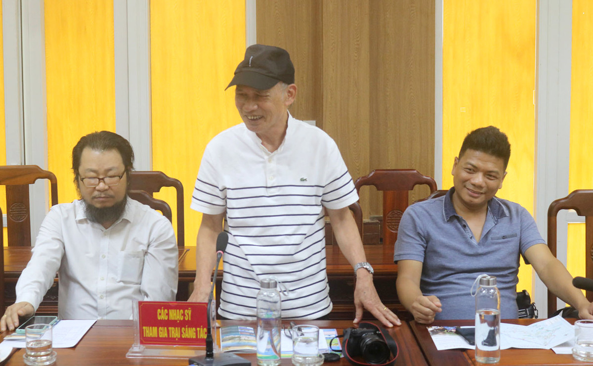 Nhạc sỹ Ngọc Khuê, Hội Nhạc sỹ Việt Nam phát biểu tại buổi gặp mặt. Nhạc sỹ Ngọc Khuê, Hội Nhạc sỹ Việt Nam phát biểu tại buổi gặp mặt.