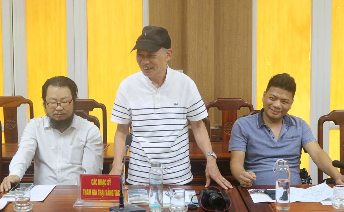 Nhạc sỹ Ngọc Khuê, Hội Nhạc sỹ Việt Nam phát biểu tại buổi gặp mặt.