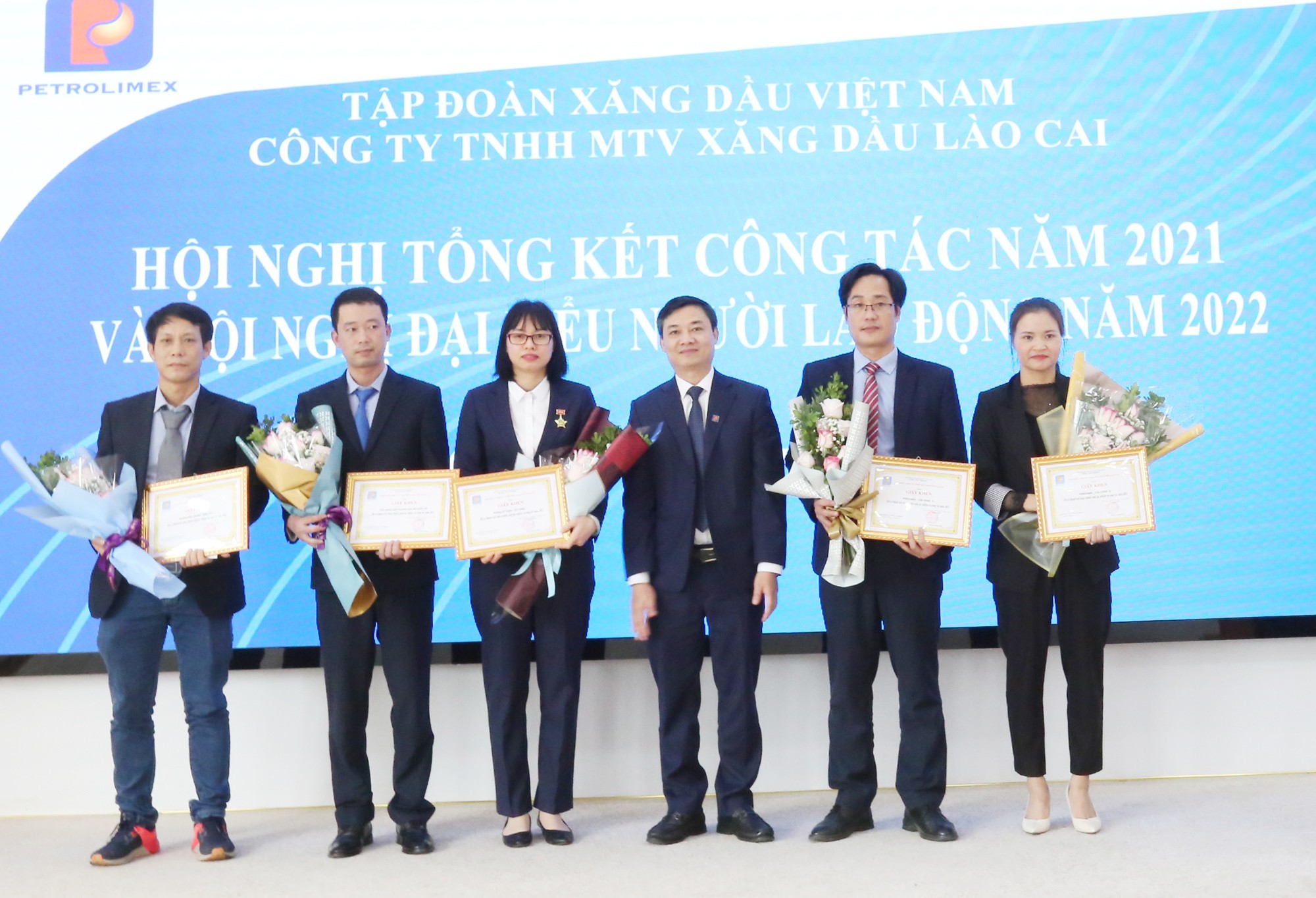 Trao Giấy khen của Giám đốc Petrolimex Lào Cai cho các tập thể.