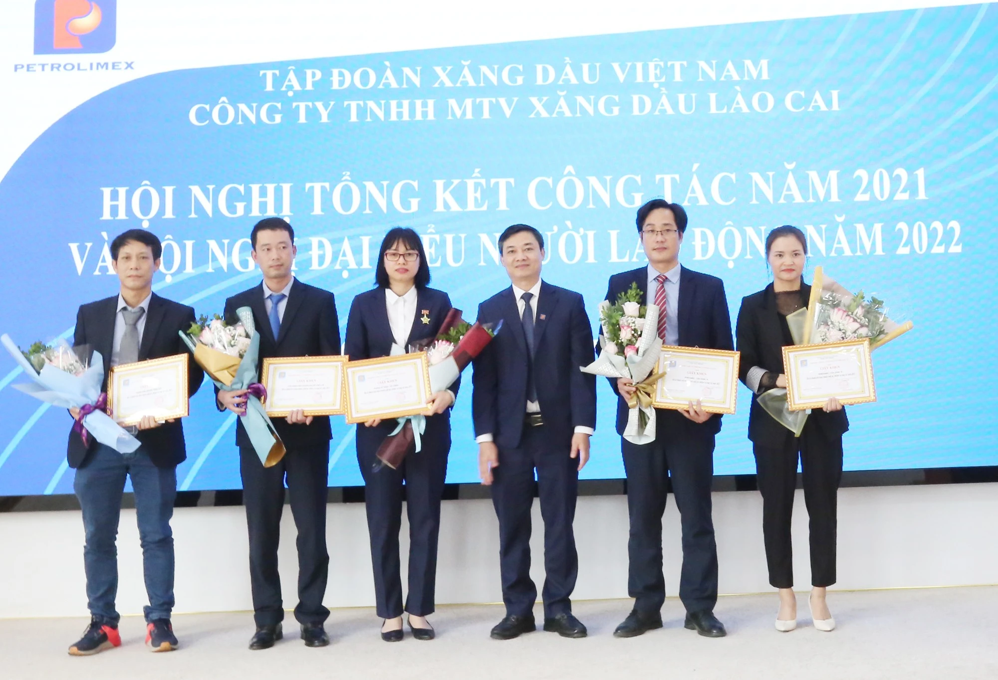 Trao Giấy khen của Giám đốc Petrolimex Lào Cai cho các tập thể.