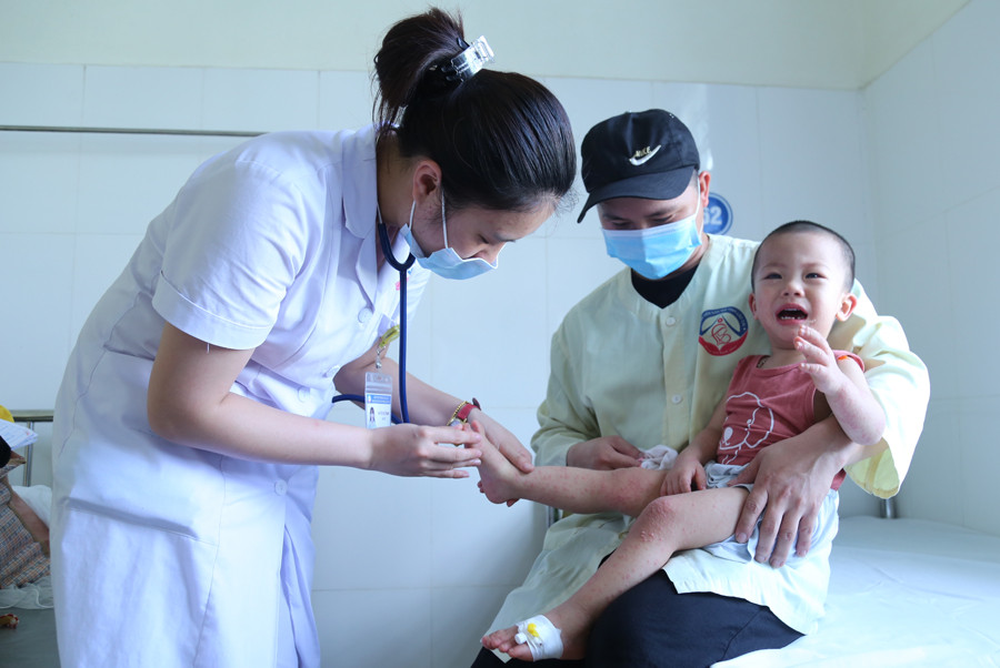 Trẻ mắc bệnh tay - chân - miệng điều trị tại Khoa Truyền nhiễm của Bệnh viện Sản - Nhi.