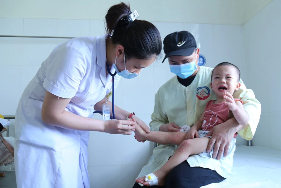 Trẻ mắc bệnh tay - chân - miệng điều trị tại Khoa Truyền nhiễm của Bệnh viện Sản - Nhi.