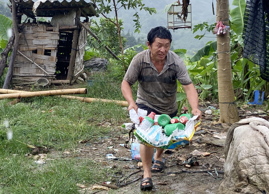 Người dân chủ yếu tự thu gom bao bì thuốc BVTV và xử lý bằng cách đốt.