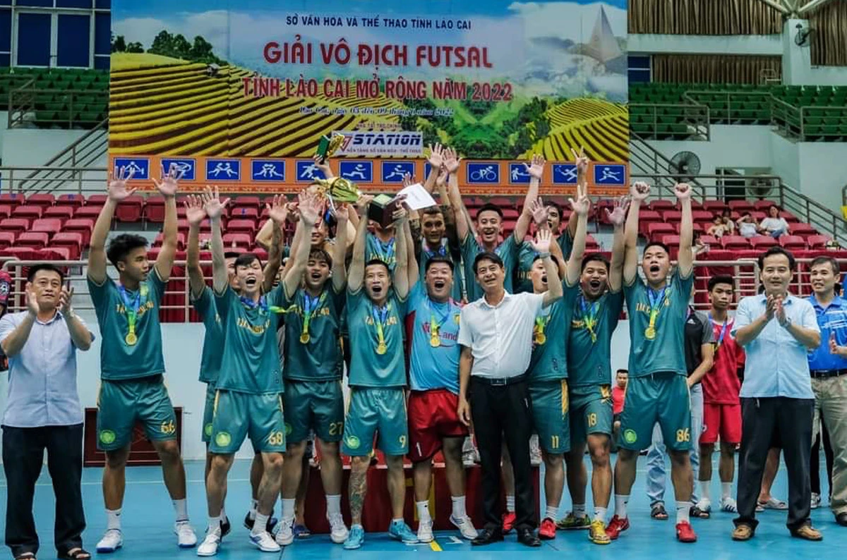 Trao Cup vô địch cho đội bóng Câu lạc bộ Tài chính 240. Trao Cup vô địch cho đội bóng Câu lạc bộ Tài chính 240.