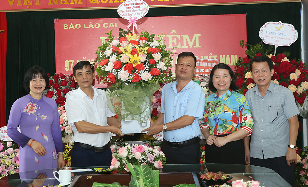 Các cơ quan, đơn vị, địa phương chúc mừng Báo Lào Cai nhân 97 năm Ngày Báo chí cách mạng Việt Nam ảnh 30