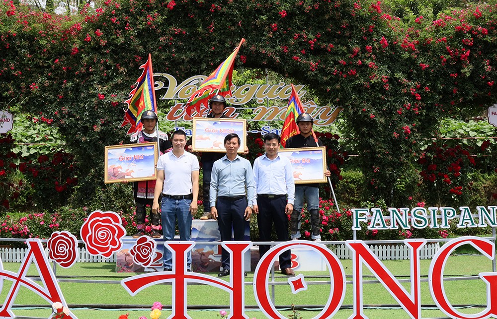 Ban tổ chức trao giải Nhất, Nhì, Ba cho các nài ngựa.