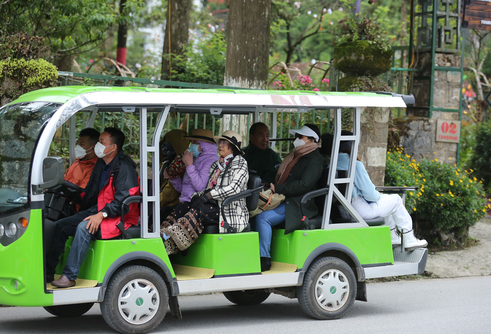 Du khách thích thú trải nghiệm ngày rét lạnh giữa mùa hè ở Sa Pa ảnh 6