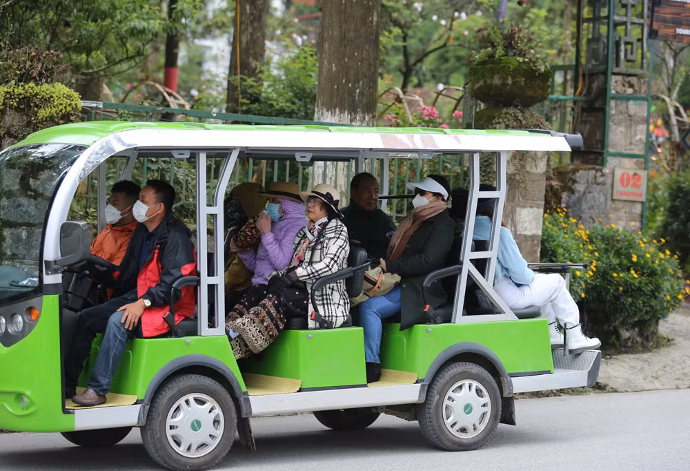 Du khách thích thú trải nghiệm ngày rét lạnh giữa mùa hè ở Sa Pa ảnh 6