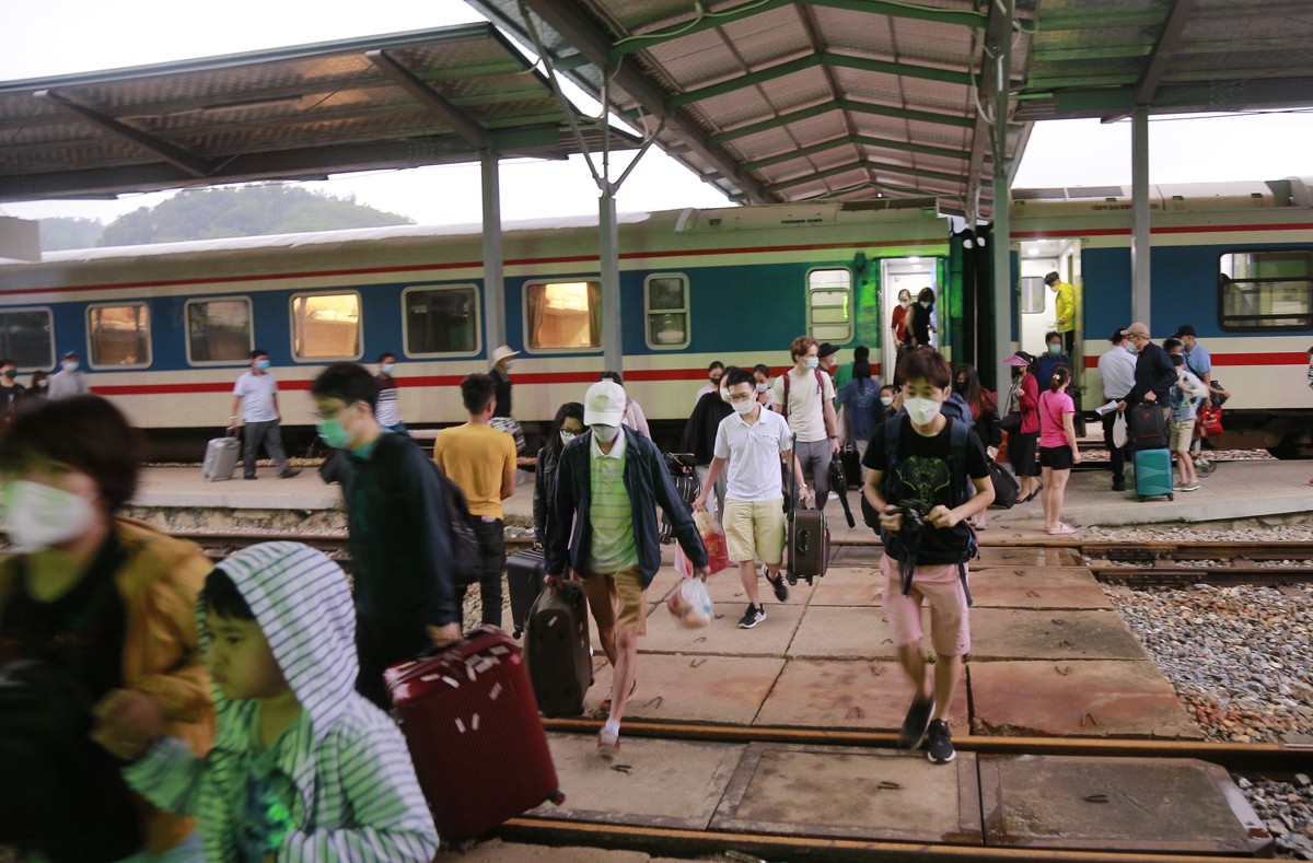 Nhà ga, bến xe nhộn nhịp hành khách ảnh 1