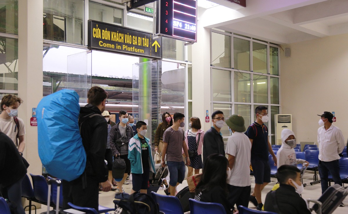 Nhà ga, bến xe nhộn nhịp hành khách ảnh 2
