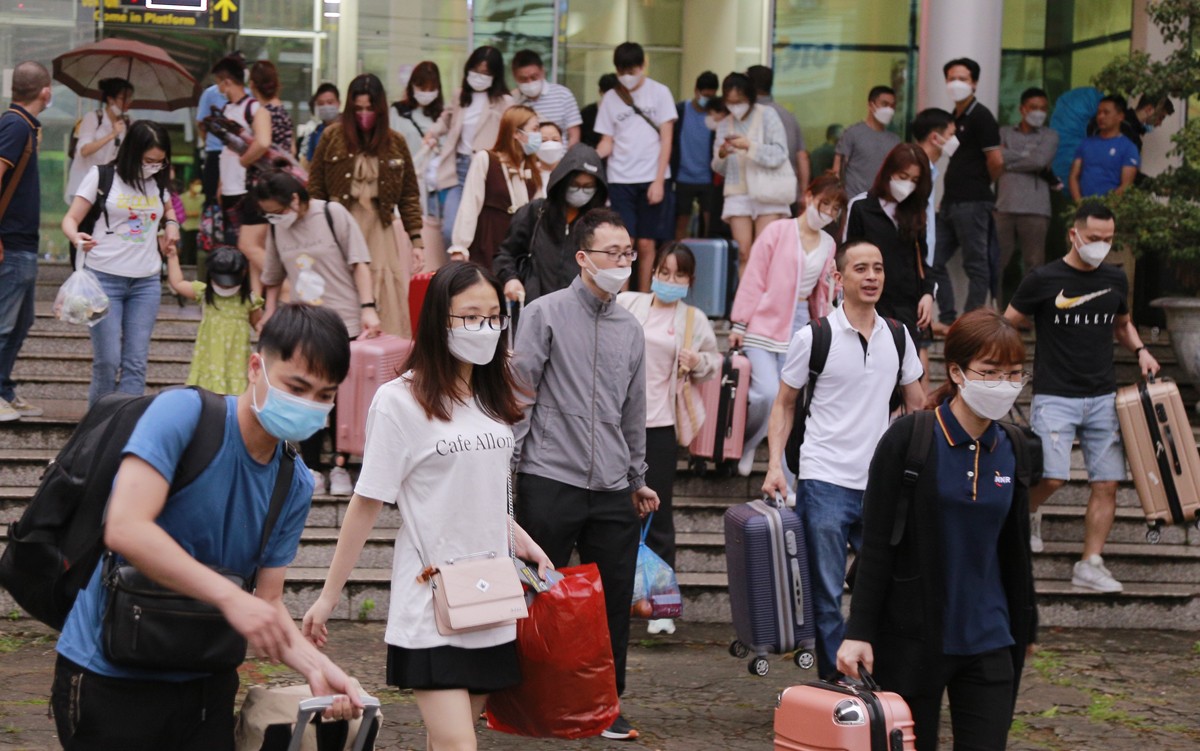 Nhà ga, bến xe nhộn nhịp hành khách ảnh 3