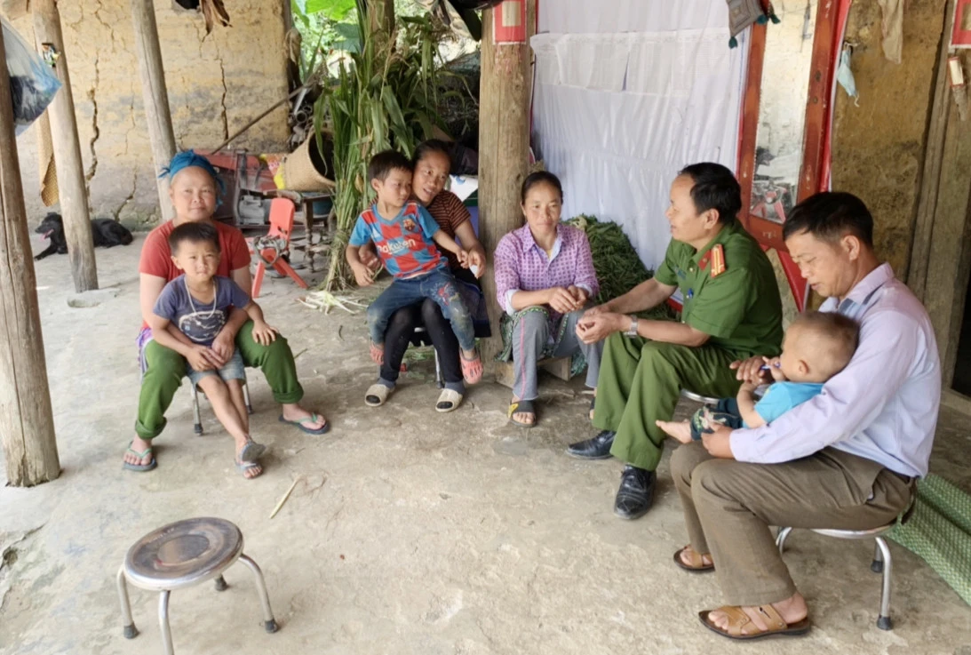 Công an huyện Si Ma Cai nắm tình hình địa bàn.