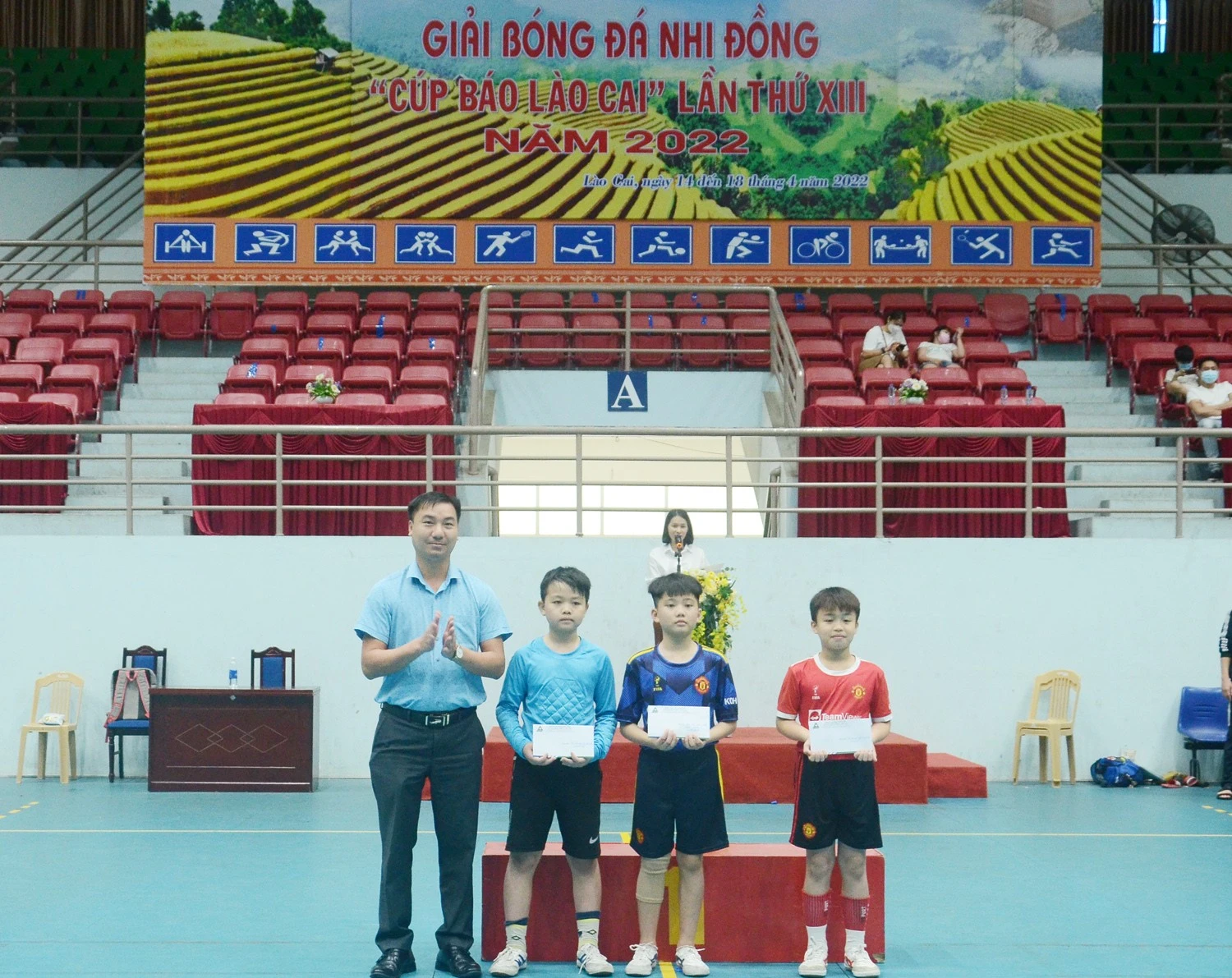 Trao giải thưởng cho các đội bóng xuất sắc. Trao giải Phong cách cho đội bóng Trường Tiểu học thị trấn Tằng Loỏng (huyện Bảo Thắng). Trao giải cầu thủ ghi nhiều bàn thắng và thủ môn xuất sắc nhất giải.