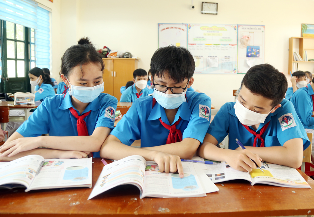 Em Nguyễn Hoàng Anh (ngồi giữa) là học sinh chăm chỉ, đam mê học môn Tiếng Anh từ nhỏ.