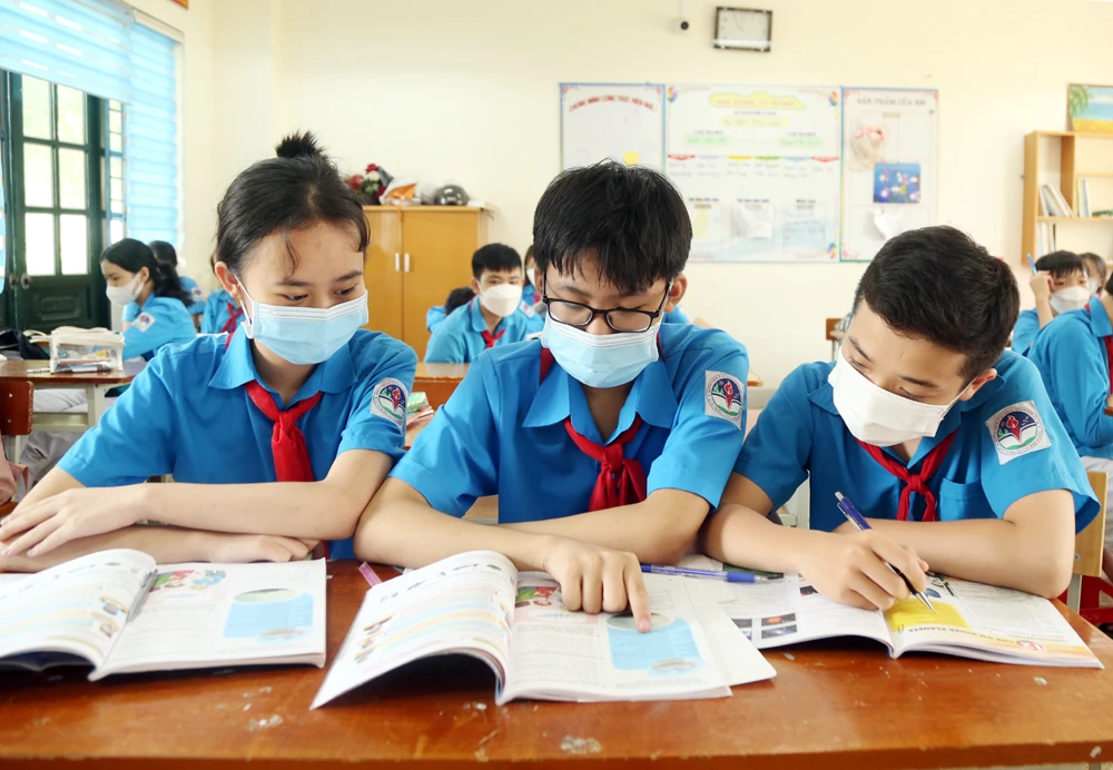 Em Nguyễn Hoàng Anh (ngồi giữa) là học sinh chăm chỉ, đam mê học môn Tiếng Anh từ nhỏ.