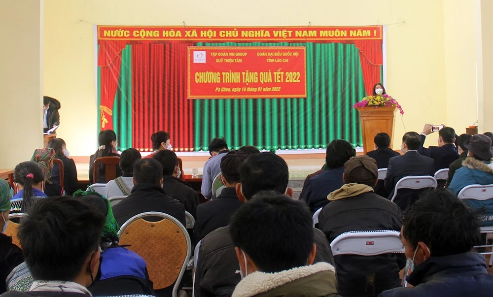 Trao 500 suất quà cho hộ nghèo, gia đình chính sách của huyện Bát Xát ảnh 1