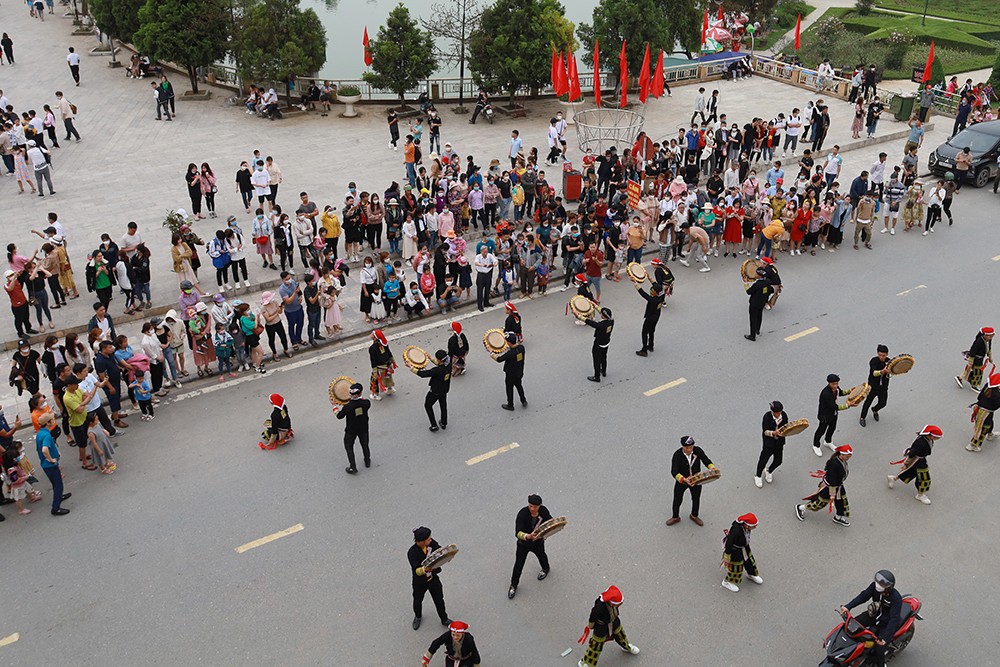 Múa trống là tiết mục mới của người Dao đỏ. Phân cảnh đi chợ phiên, bắt vợ của đồng bào dân tộc Mông đã để lại ấn tượng rất tốt với du khách. Du khách tập trung theo dõi các tiết mục biểu diễn. Nhiều du khách quốc tế hòa vào dòng người tham gia Carnaval đường phố Sa Pa. Du khách thích thú nhảy sạp cùng người dân bản địa.