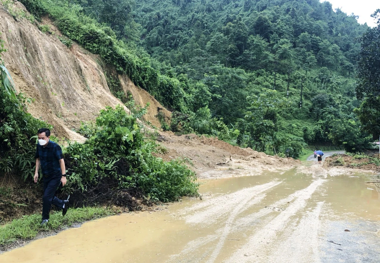 Mưa lũ làm sạt lở nhiều tuyến đường giao thông trên địa bàn tỉnh ảnh 1