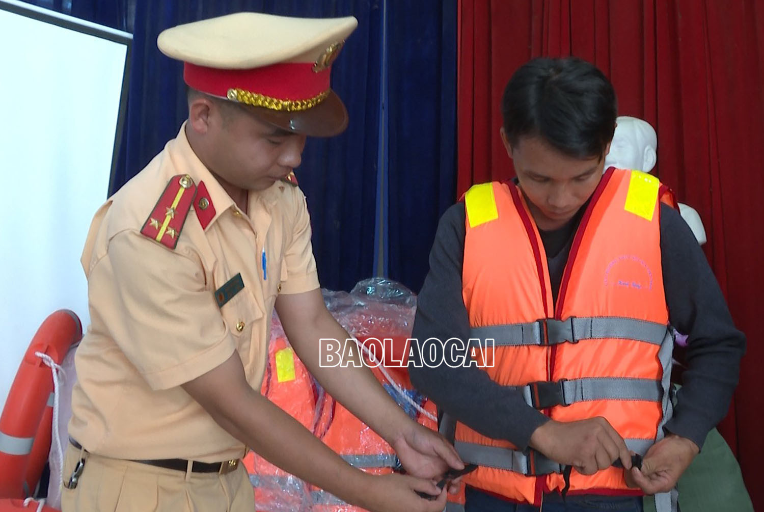 Ký cam kết chấp hành các quy định về trật tự an toàn giao thông đường thủy nội địa ảnh 3