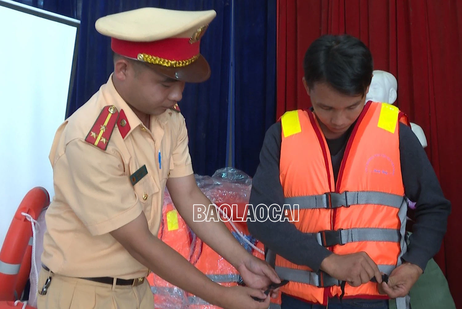 Ký cam kết chấp hành các quy định về trật tự an toàn giao thông đường thủy nội địa ảnh 3