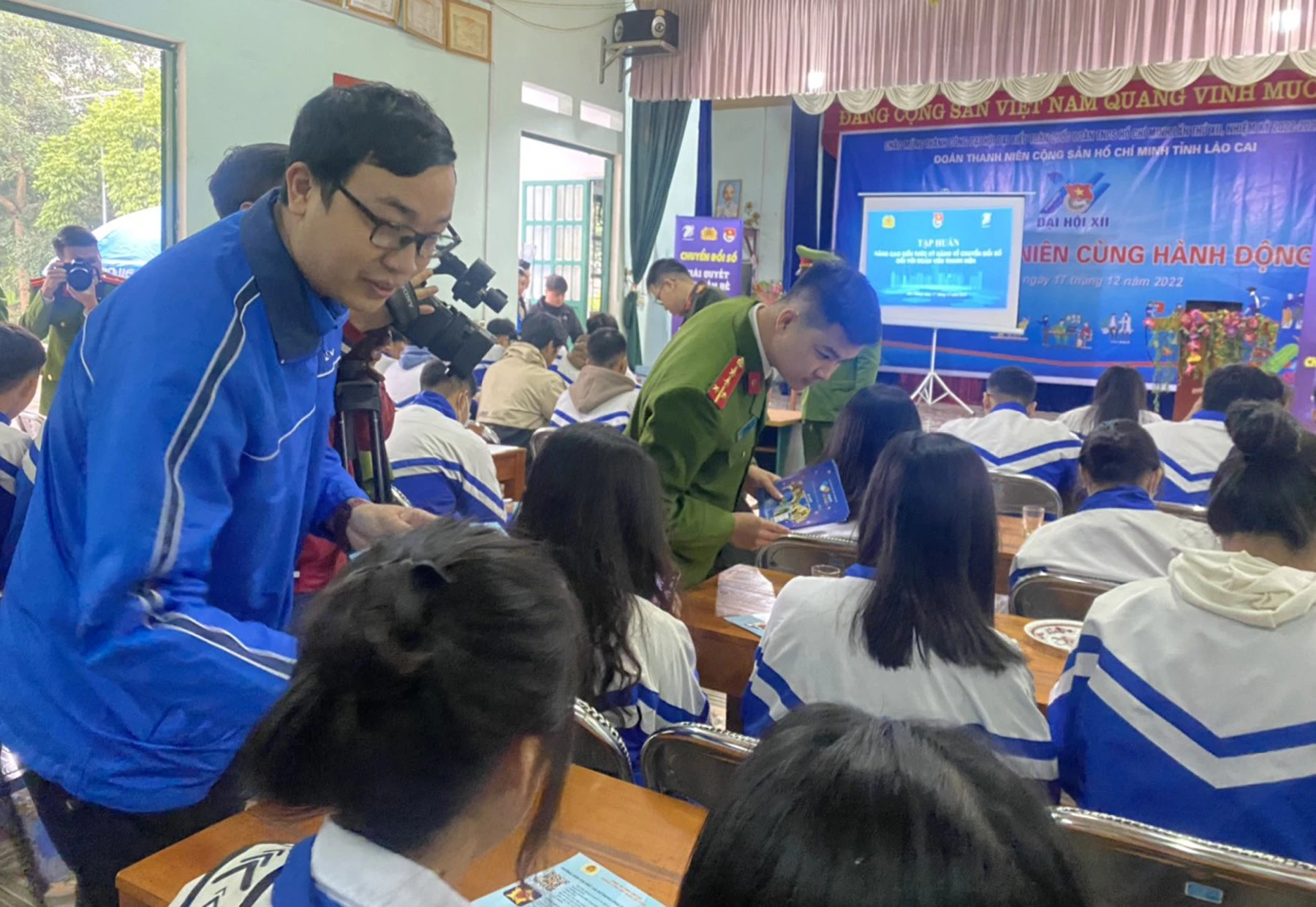 Hướng dẫn học sinh và người dân địa phương cài đặt ứng dụng căn cước công dân điện tử.