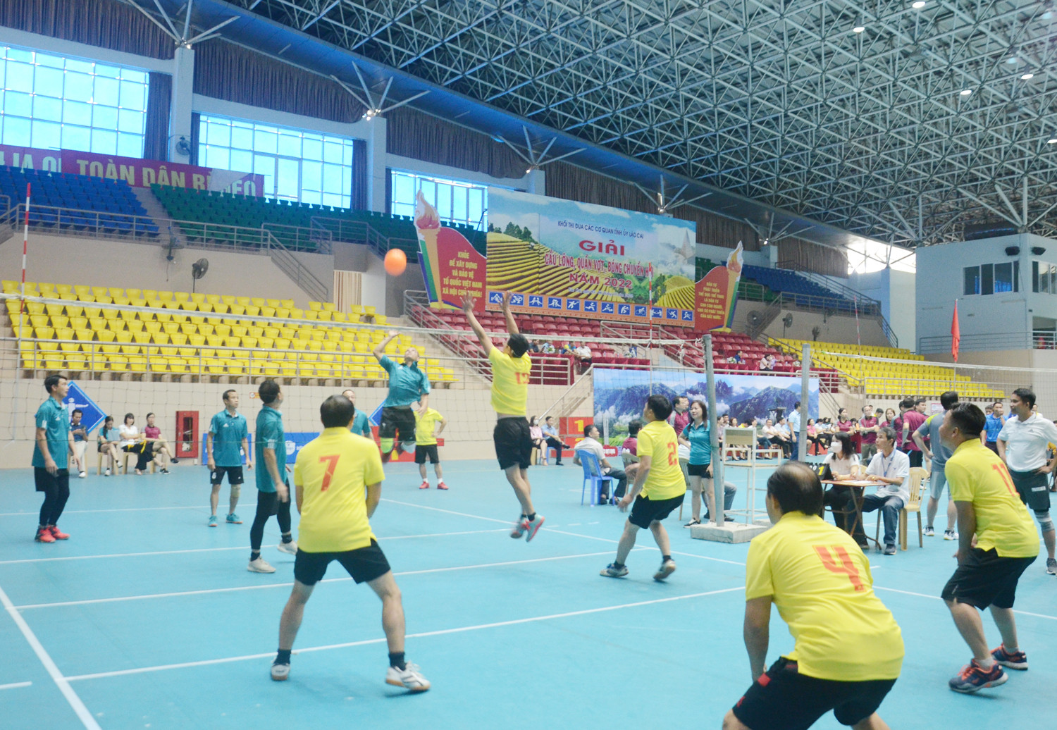 Trận đấu cầu lông đôi nam lãnh đạo. Trận đấu cầu lông đôi nam lứa tuổi 45 trở lên. Trận bóng chuyền hơi đội nam đầu tiên giữa Ban Tuyên giáo Tỉnh uỷ và Ban Dân vận Tỉnh uỷ. Trận bóng chuyền hơi giữa đội bóng Văn phòng Tỉnh uỷ gặp Trường Chính trị tỉnh.