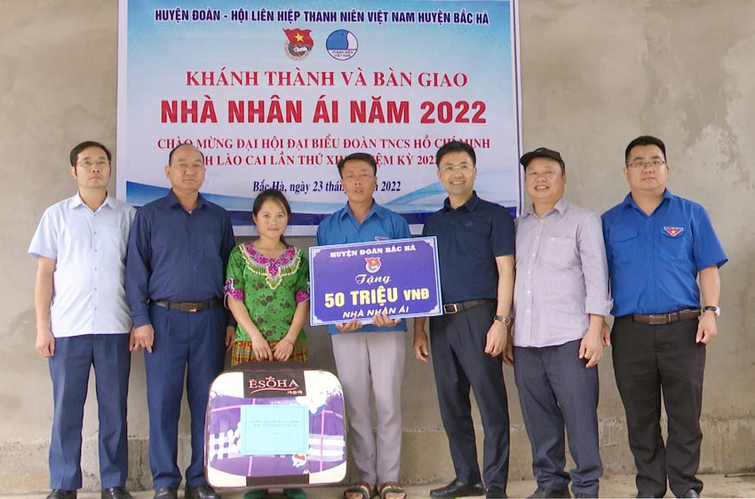 Trao “Nhà nhân ái” cho anh Thào Seo Lồ, xã Bản Phố.