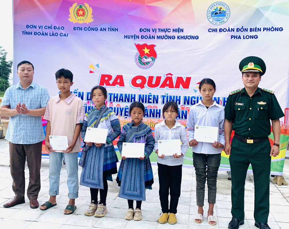 Trao quà cho các gia đình có hoàn cảnh khó khăn tại xã Tả Ngài Chồ.