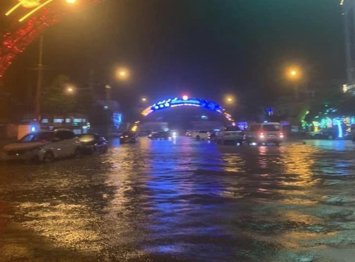 Mưa lớn, nhiều tuyến đường ở thành phố Lào Cai ngập sâu trong nước ảnh 2