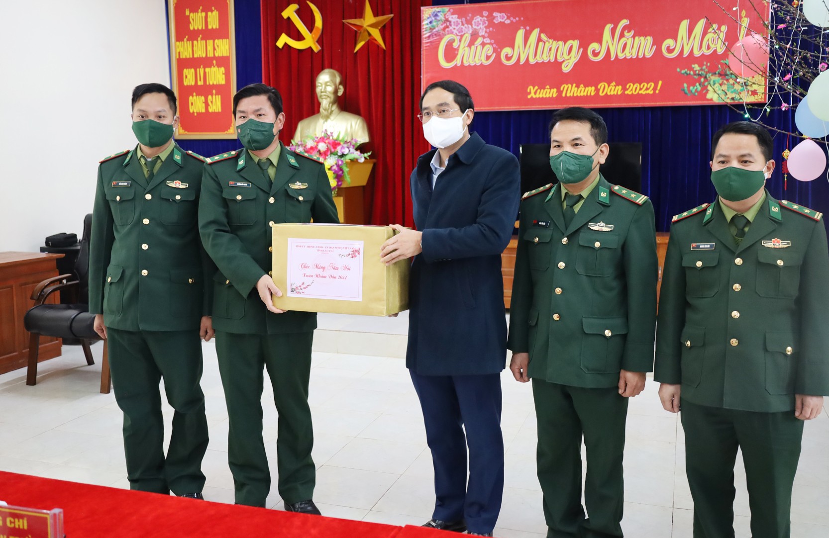 Chủ tịch UBND tỉnh Trịnh Xuân Trường thăm, tặng quà Tết tại huyện Mường Khương ảnh 9