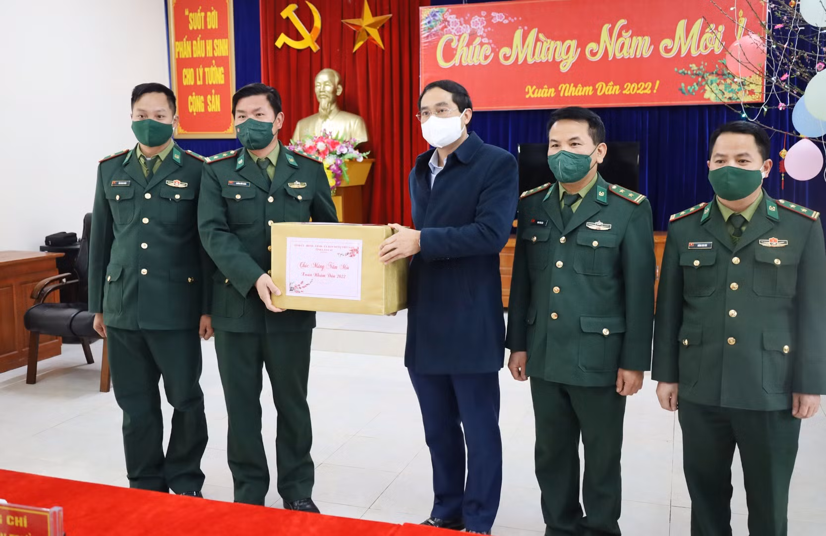 Chủ tịch UBND tỉnh Trịnh Xuân Trường thăm, tặng quà Tết tại huyện Mường Khương ảnh 9 Chủ tịch UBND tỉnh Trịnh Xuân Trường thăm, tặng quà Tết tại huyện Mường Khương ảnh 9