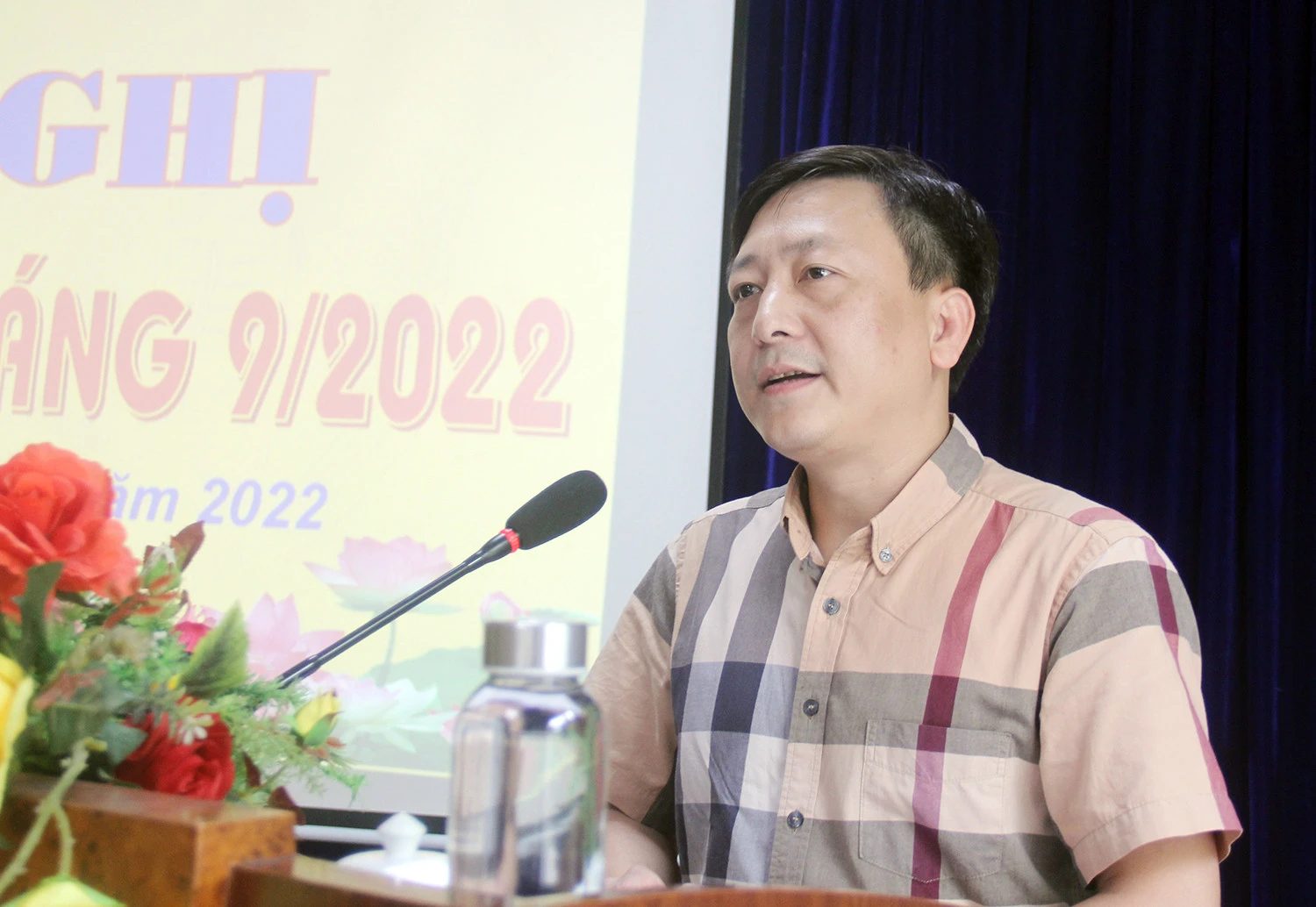 Đồng chí Đặng Đình Chung, Bí thư Đảng ủy Khối Cơ quan – Doanh nghiệp tỉnh quán triệt một số quy định, nghị quyết của Trung ương.