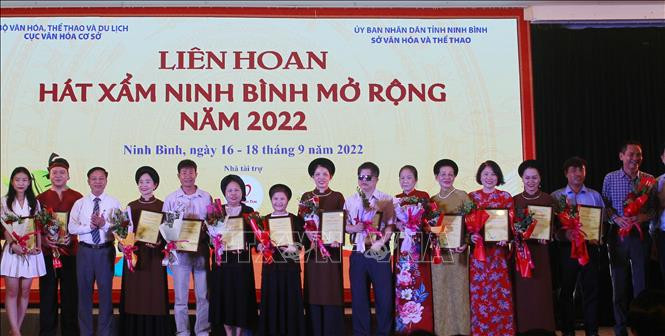 Ban Tổ chức tặng hoa và bằng chứng nhận cho các câu lạc bộ tham gia Liên hoan hát Xẩm Ninh Bình mở rộng 2022.